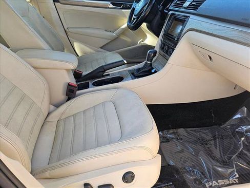Used 2018 Volkswagen Passat 2.0T SEL Premium FWD image 21