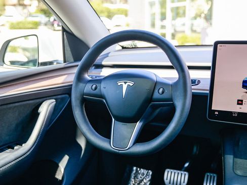 Used 2024 Tesla Model Y Performance image 15