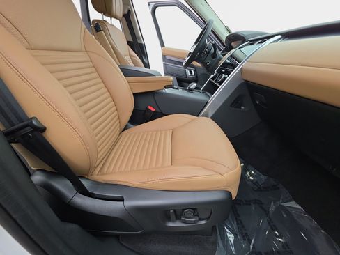 Used 2025 Land Rover Discovery Metropolitan Edition AWD/4WD image 10