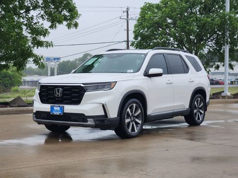 Certified 2024 Honda Pilot Touring image 3