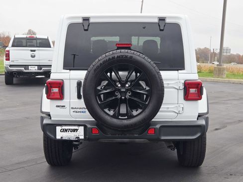 Used 2025 Jeep Wrangler Sahara image 5