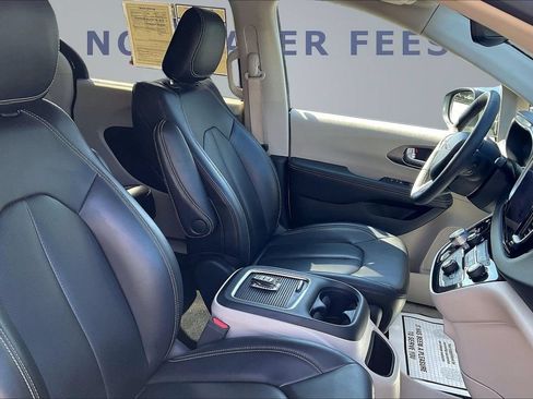 Used 2023 Chrysler Pacifica Touring-L FWD image 29