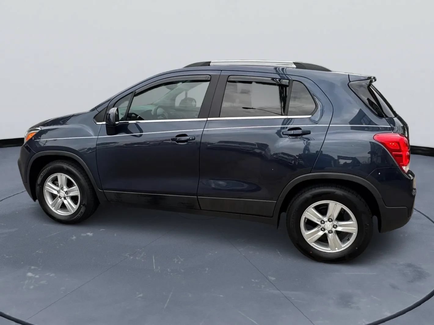 Used 2018 Chevrolet Trax LT w/ LPO, Cargo Package FWD image 8
