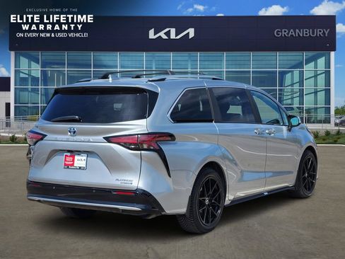 Used 2024 Toyota Sienna Platinum FWD image 5