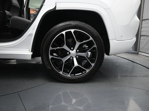 Used 2023 Jeep Grand Cherokee Summit AWD/4WD image 20