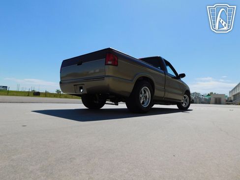 Used 2000 Chevrolet S10 Pickup LS w/ Preferred Equipment Group image 16