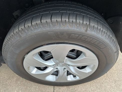 Used 2019 Toyota RAV4 LE AWD/4WD image 21