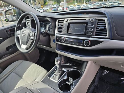 Used 2018 Toyota Highlander LE image 11