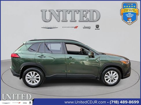 Used 2022 Toyota Corolla Cross LE image 2