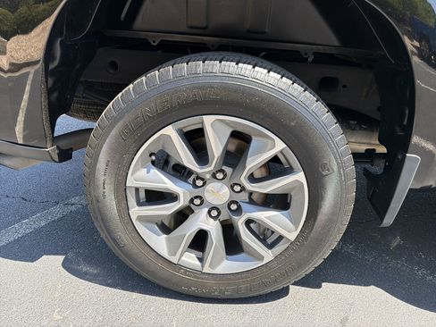 Used 2022 Chevrolet Silverado 1500 LT AWD/4WD image 17