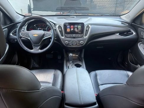 Used 2018 Chevrolet Malibu LT w/ Leather Package FWD image 3