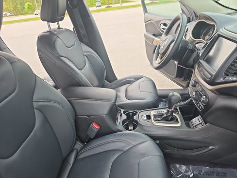 Used 2017 Jeep Cherokee Limited FWD image 10