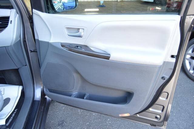 Used 2015 Toyota Sienna XLE Premium AWD/4WD image 36