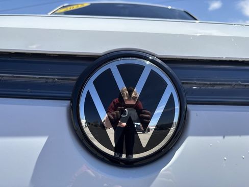 Used 2025 Volkswagen Tiguan SE AWD/4WD image 34