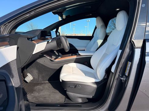Used 2022 Tesla Model X image 11
