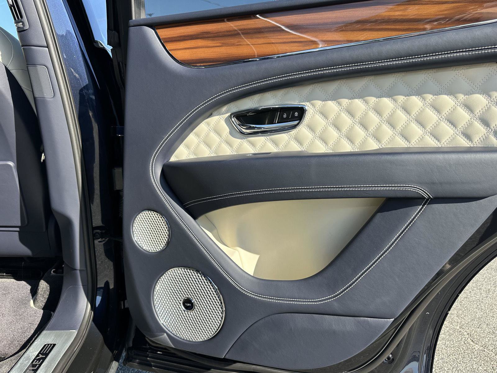 Used 2022 Bentley Bentayga AWD/4WD image 22