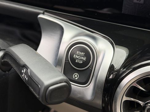 Used 2023 Mercedes-Benz GLB 250 4MATIC image 34