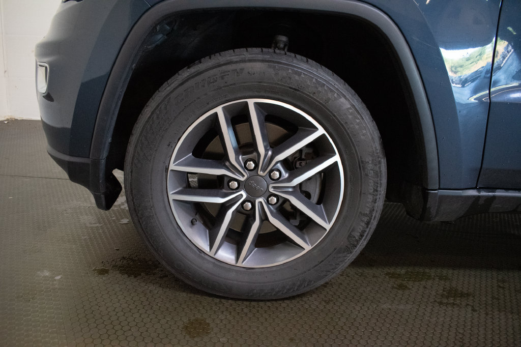 Used 2021 Jeep Grand Cherokee Limited AWD/4WD image 9