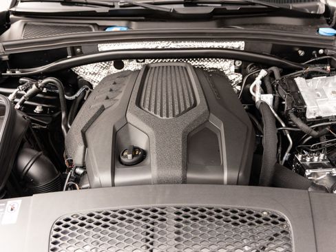 Certified 2026 Porsche Macan AWD/4WD image 36