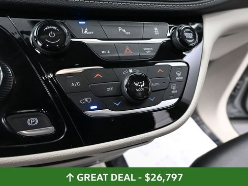 Used 2024 Chrysler Pacifica Select FWD image 41