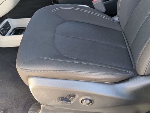 Used 2023 Chrysler Voyager LX FWD image 15