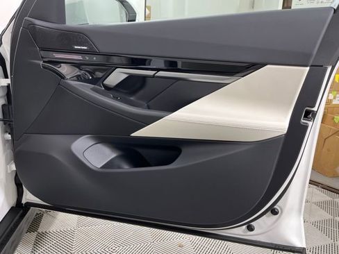 Used 2025 BMW 530i xDrive w/ Premium Package image 23