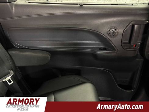 Used 2022 Toyota Sienna XLE Woodland Edition image 36