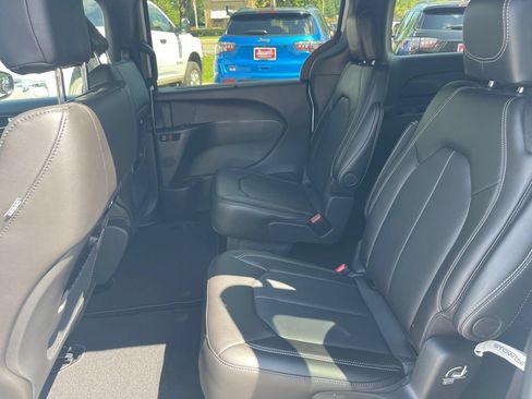 New 2026 Chrysler Pacifica Select FWD image 26