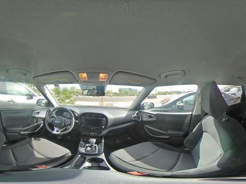 Used 2025 Kia Soul LX w/ LX Technology Package FWD image 40