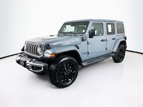 Used 2025 Jeep Wrangler Sahara image 3