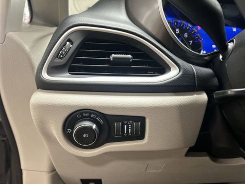 Used 2023 Chrysler Pacifica Touring-L FWD image 18