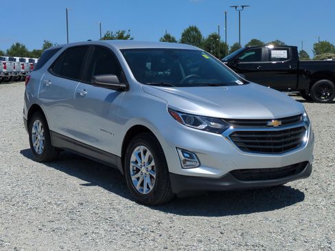 Used 2021 Chevrolet Equinox LS w/ LS Convenience Package FWD image 2