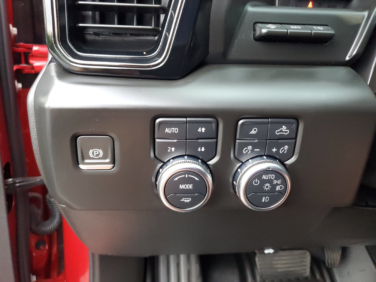 Used 2024 GMC Sierra 1500 AT4 w/ Technology Package AWD/4WD image 30