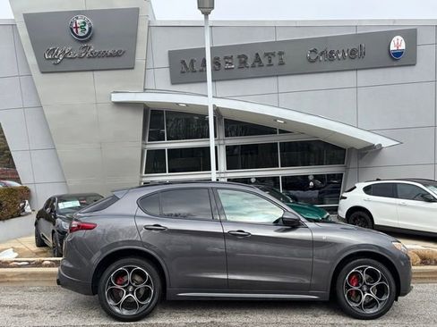 Used 2023 Alfa Romeo Stelvio Ti image 4