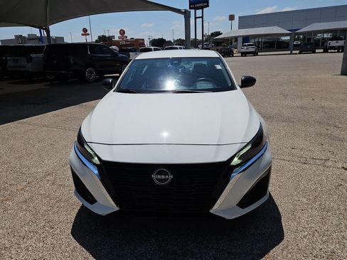 Used 2025 Nissan Altima 2.5 SV FWD image 3