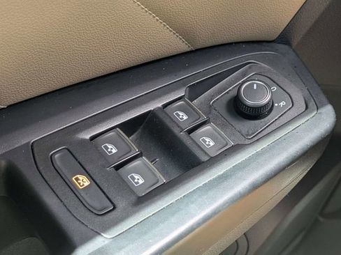 Used 2021 Volkswagen Atlas Cross Sport SE FWD image 19