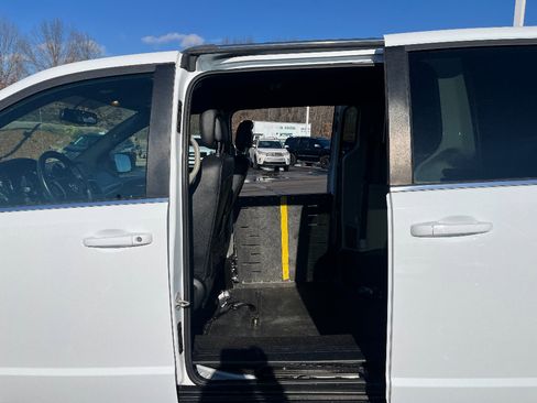 Used 2018 Dodge Grand Caravan SXT image 19