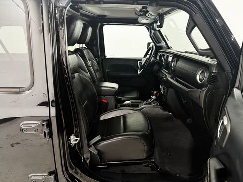 Used 2018 Jeep Wrangler Unlimited Sahara w/ Uconnect 4C Nav & Sound Group image 18