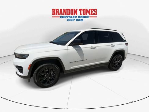 Used 2025 Jeep Grand Cherokee Altitude RWD image 4