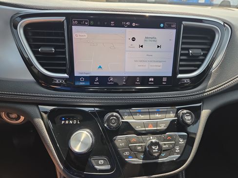 Certified 2025 Chrysler Pacifica Limited FWD image 15