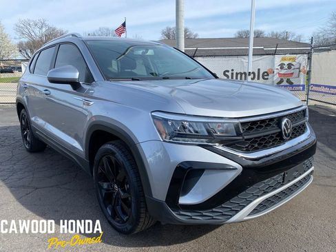 Used 2022 Volkswagen Taos SE FWD image 1