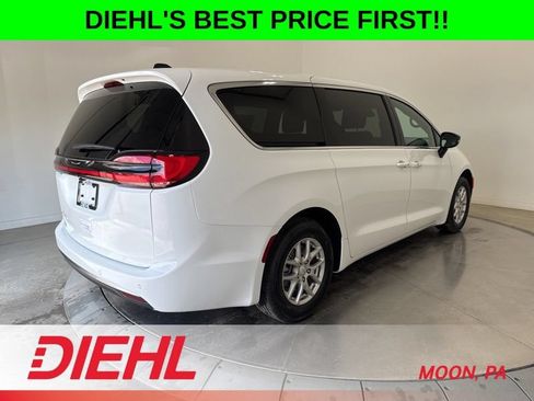 New 2027 Chrysler Pacifica Select FWD image 7