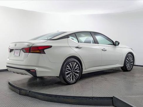 Used 2024 Nissan Altima 2.5 SV FWD image 8