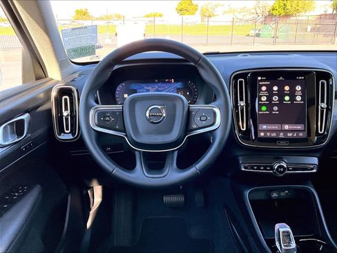 Used 2025 Volvo XC40 B5 Plus image 8