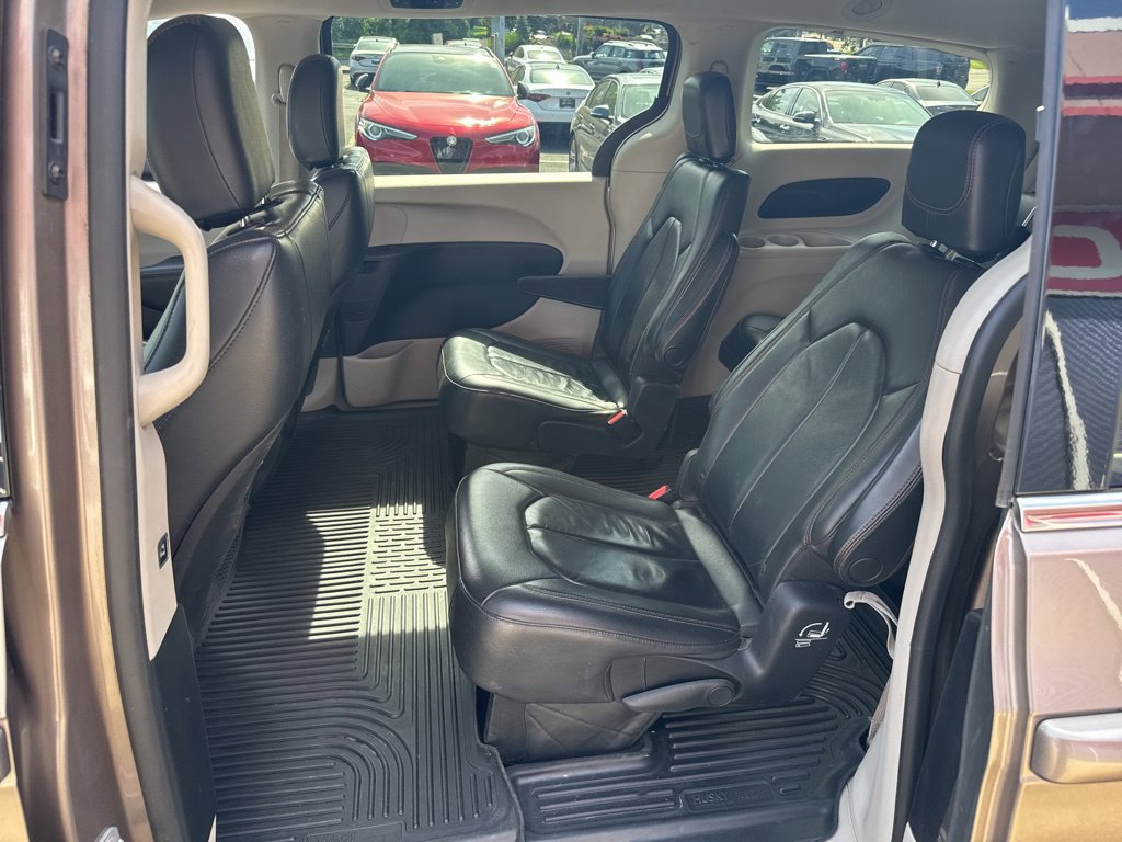 Used 2017 Chrysler Pacifica Touring-L FWD image 47