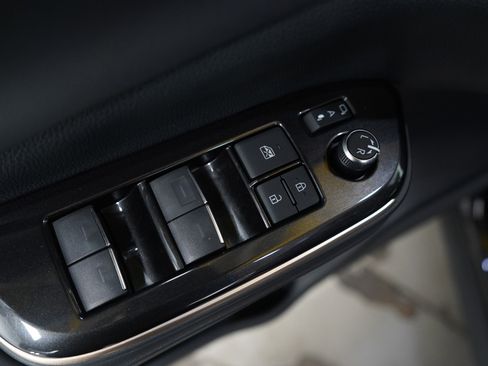 Used 2025 Toyota Crown XLE image 18