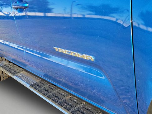 Used 2017 Toyota Tacoma TRD Off-Road w/ Premium & Technology Package image 14