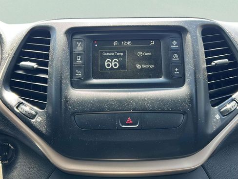 Used 2018 Jeep Cherokee Latitude w/ Altitude Package AWD/4WD image 11