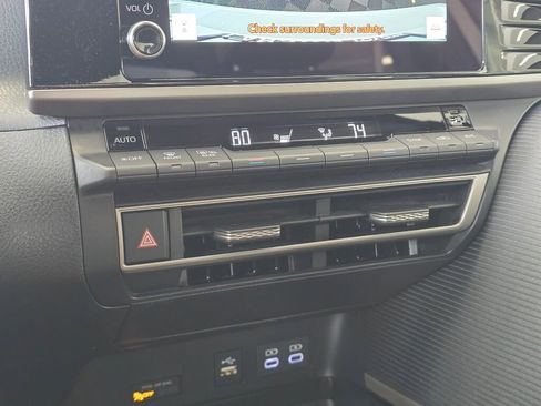 Used 2025 Toyota Camry SE image 35