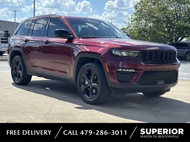 Used 2023 Jeep Grand Cherokee Limited w/ Black Appearance Package AWD/4WD image 1